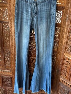 Classic Blue Flare Jeans – Women’s Wide-Leg Denim